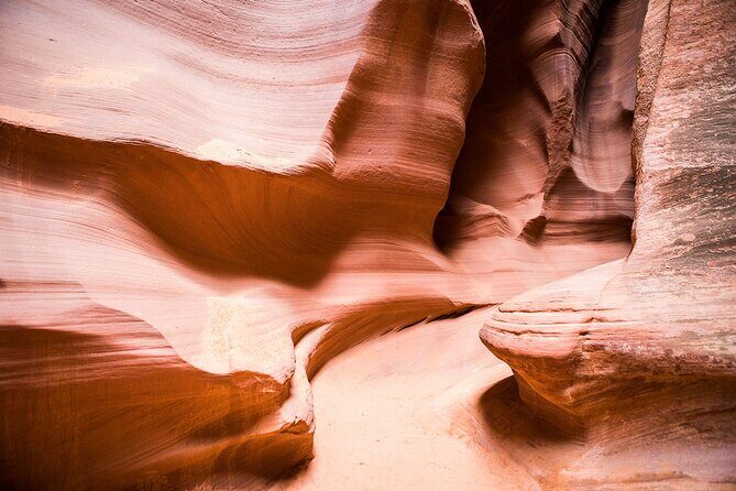 Upper or Lower Antelope Canyon & Horseshoe Bend Tour from Page - Glen Canyon Dam Overlook: short walk, big river-and-dam view