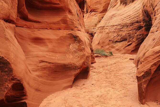 Waterhole Canyon Guided Tour - Guides Make the Difference: Navajo Stories and Camera Help
